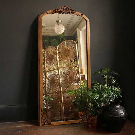 Miroir sur pied arqué en bois massif sculpté