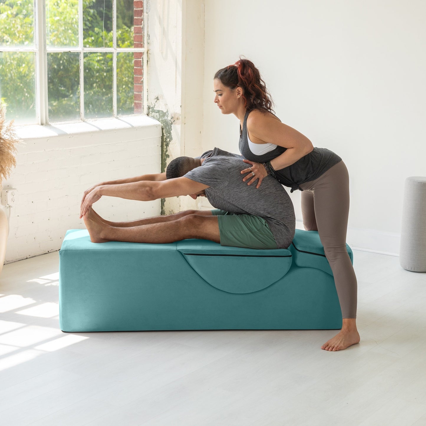 Chaise longue convertible Avana Kami / Yoga et massage - Pouf 2 en 1 avec fauteuil de yoga dépliable dissimulé, Microvelours - Non disponible