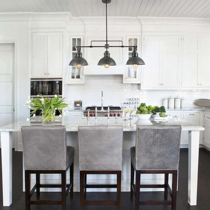 Suspension à trois lumières de style industriel/ferme, en métal, finition bronze huilé, pour îlot de cuisine.