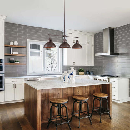 Suspension à trois lumières de style industriel/ferme, en métal, finition bronze huilé, pour îlot de cuisine.