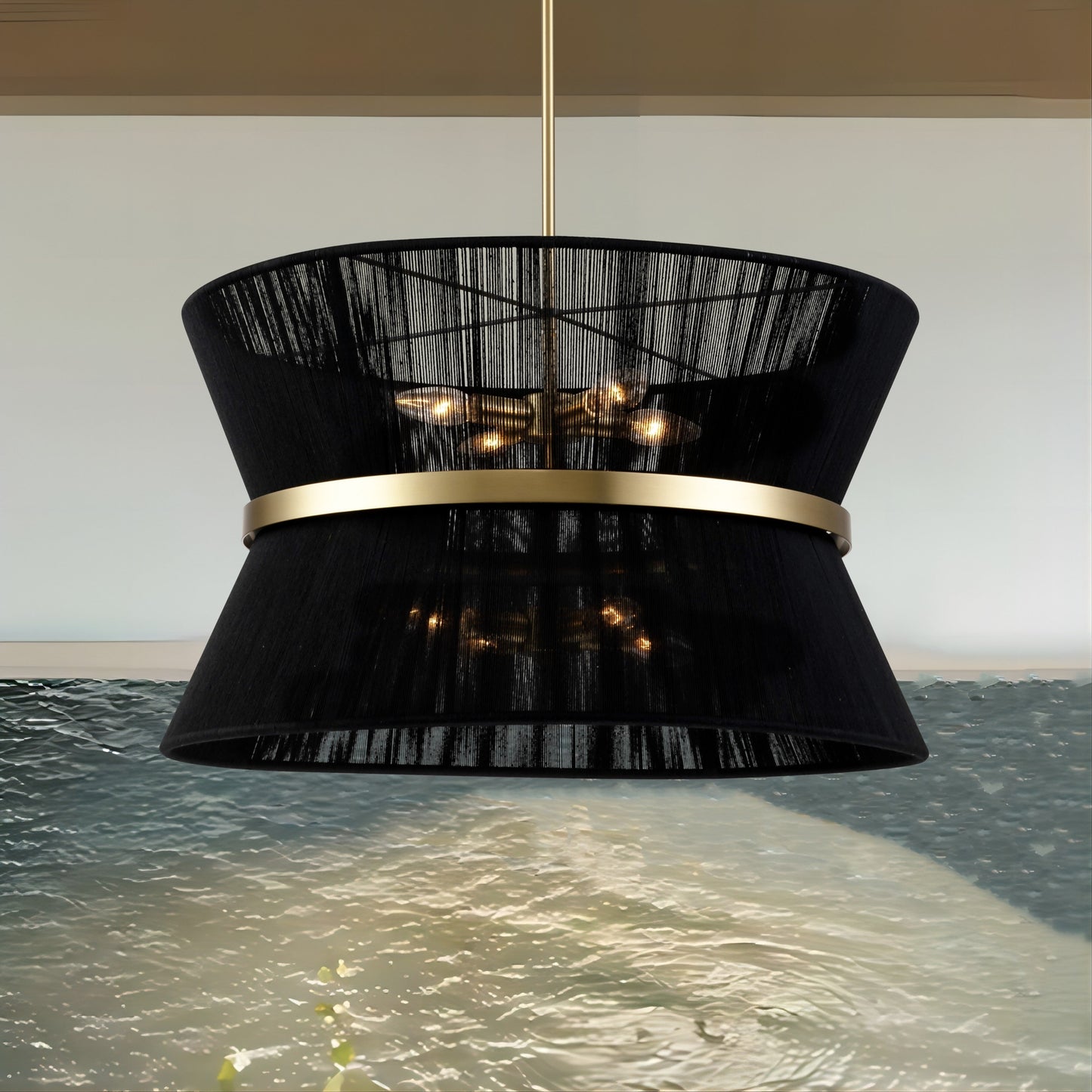 Lustre tambour moderne bohème à 8 lumières, grand modèle de 61 cm (24 pouces), en tissu tissé à la main, forme sablier, coloris or/noir, idéal pour salle à manger/salon.