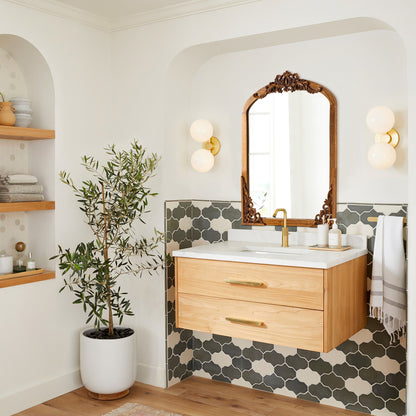 Miroir sur pied arqué en bois massif sculpté