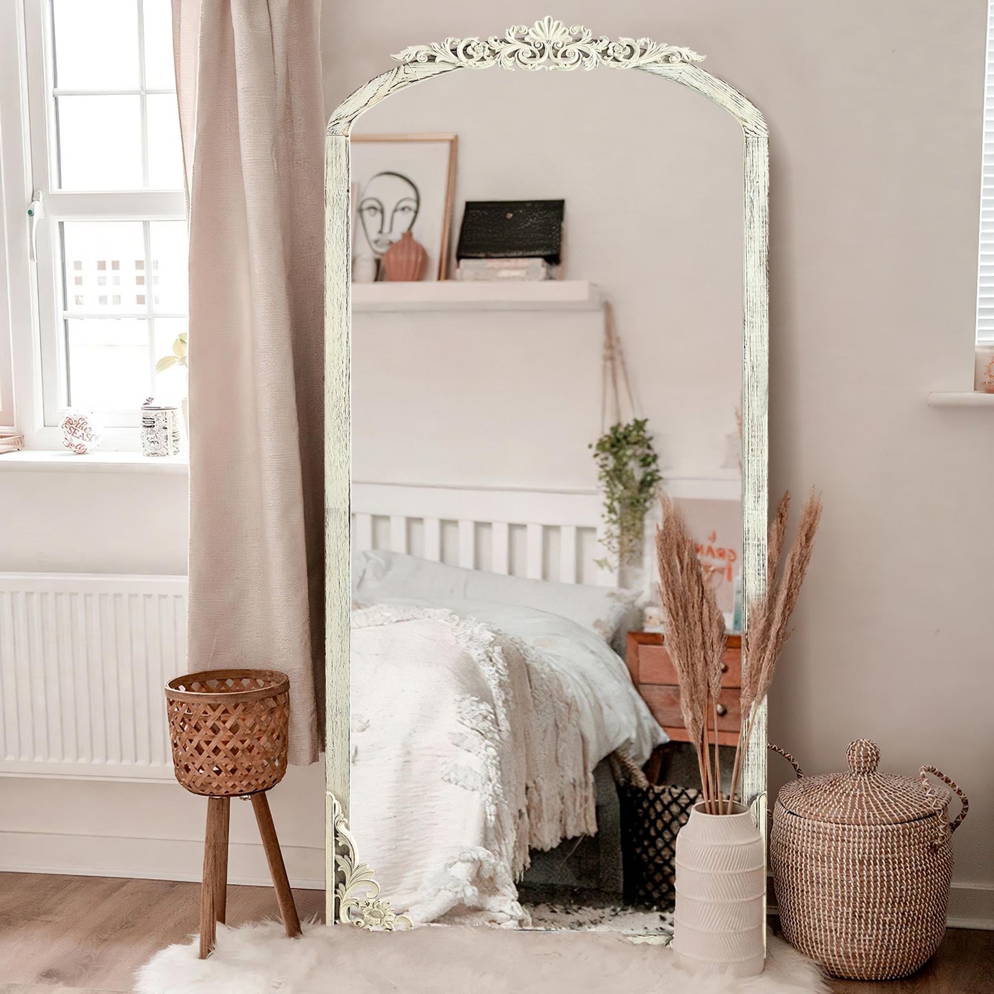 Miroir sur pied arqué en bois massif sculpté