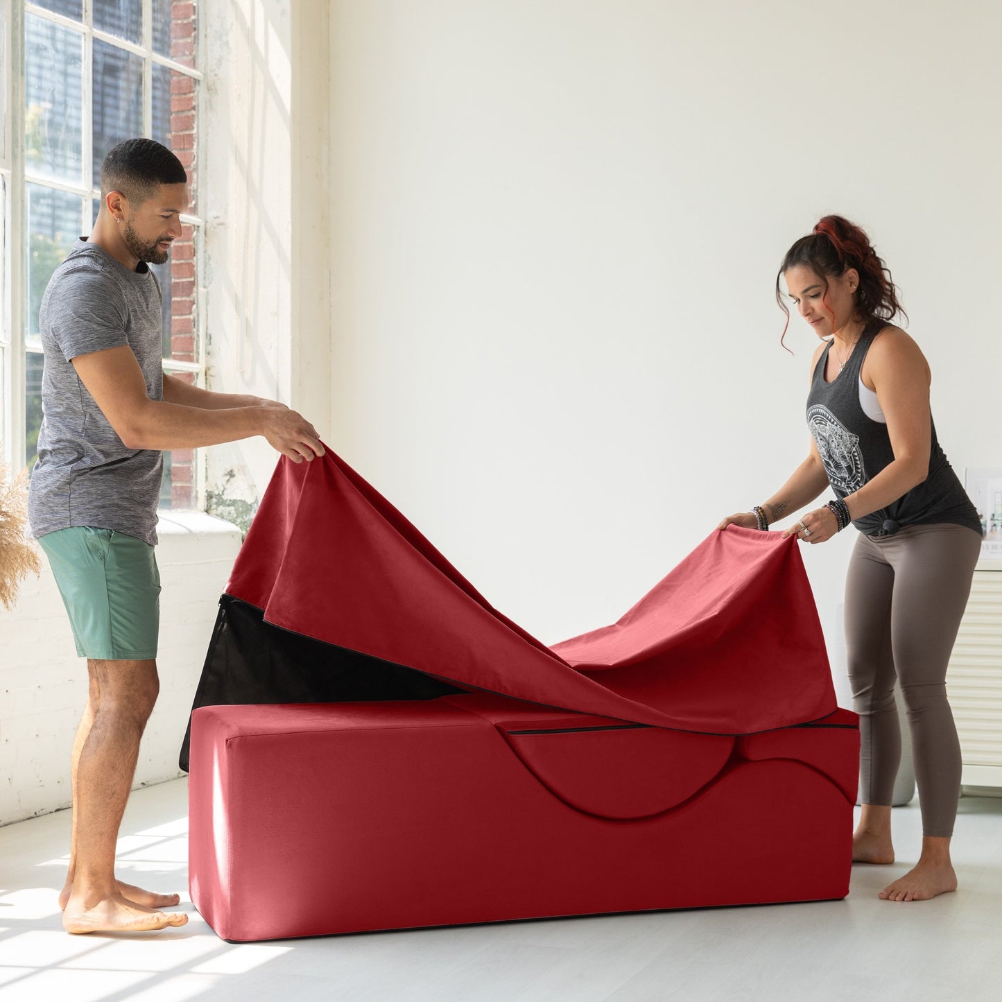 Chaise longue convertible Avana Kami / Yoga et massage - Pouf 2 en 1 avec fauteuil de yoga dépliable dissimulé, Microvelours - Non disponible