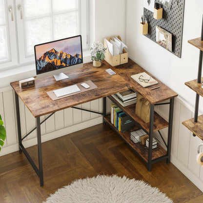 Petit bureau d'angle en forme de L avec étagères de rangement