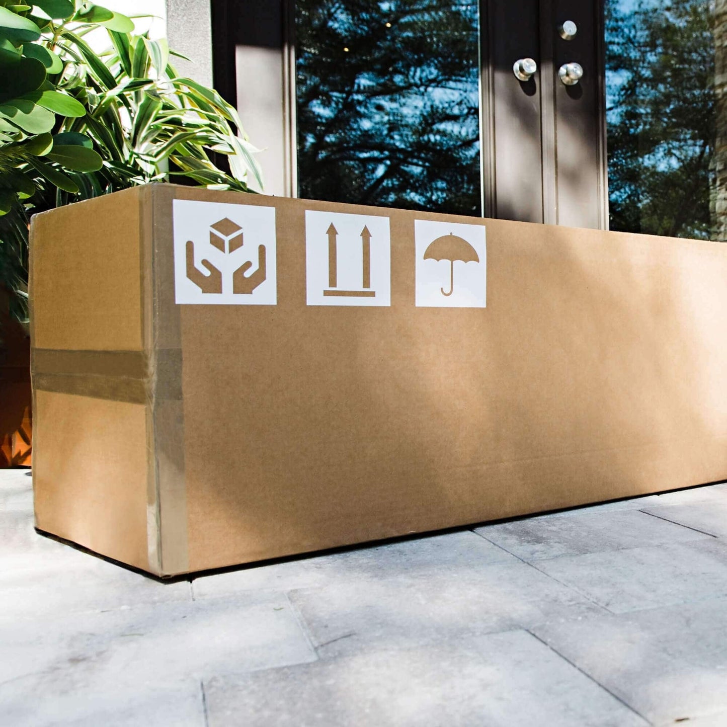 Matelas hybride Chime 10 pouces en boîte, signé Ashley Design