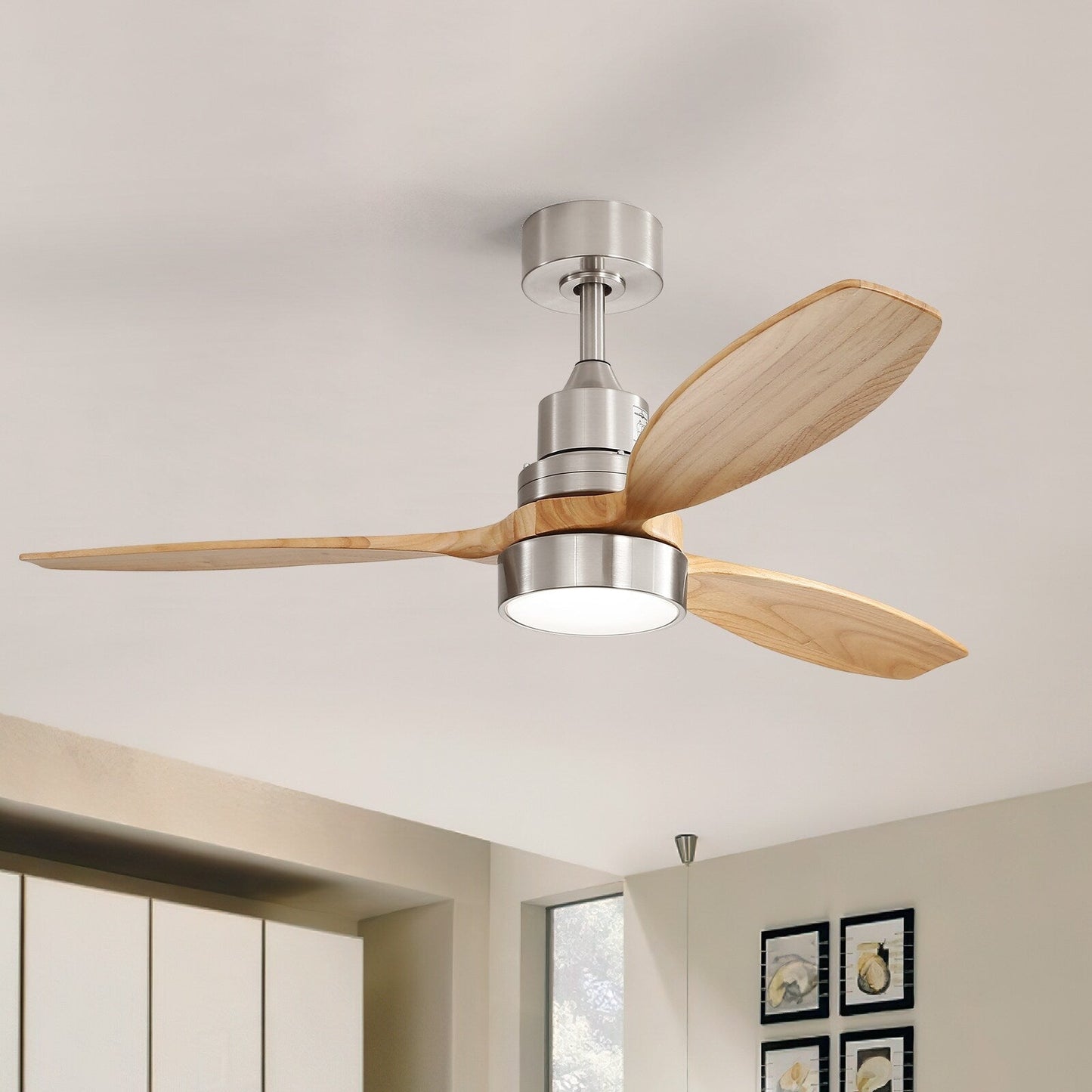 Ventilateur de plafond d'intérieur Sofucor 52 en bois avec éclairage intégré et télécommande (en option).