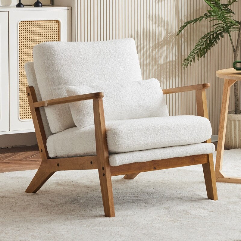 Fauteuil d'appoint beige en lin mélangé, pieds en bois et un coussin.